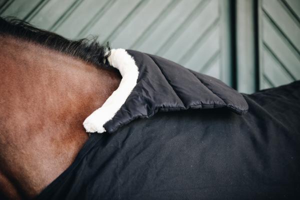 Protège-poitrail Kentucky Pour Cheval - Noir, Taille Unique - Fourrure Synthétique Douce, Extérieur Polyester - Lavable à 30°C